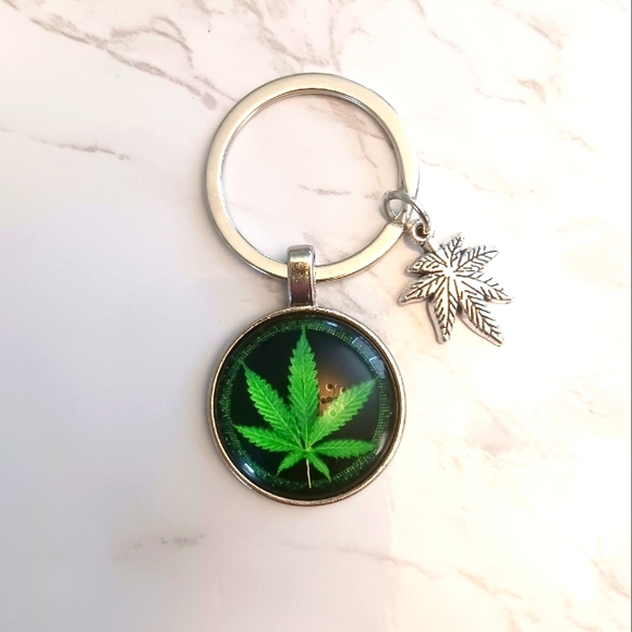Cannabis Leaf Glass Keychain - Picture 1 of 4